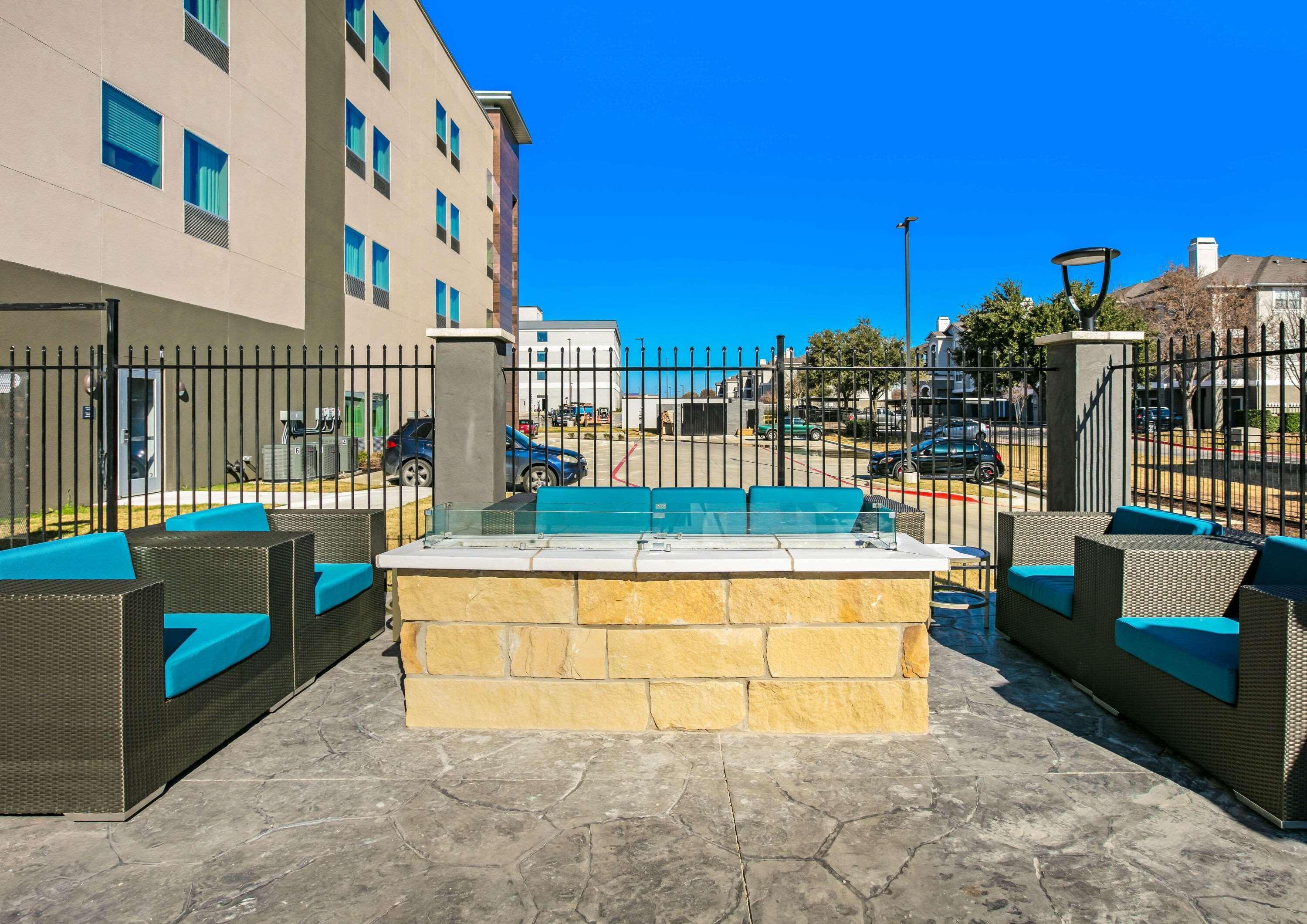 La Quinta Inn & Suites Dfw West-Glade-Parks Euless Exterior foto