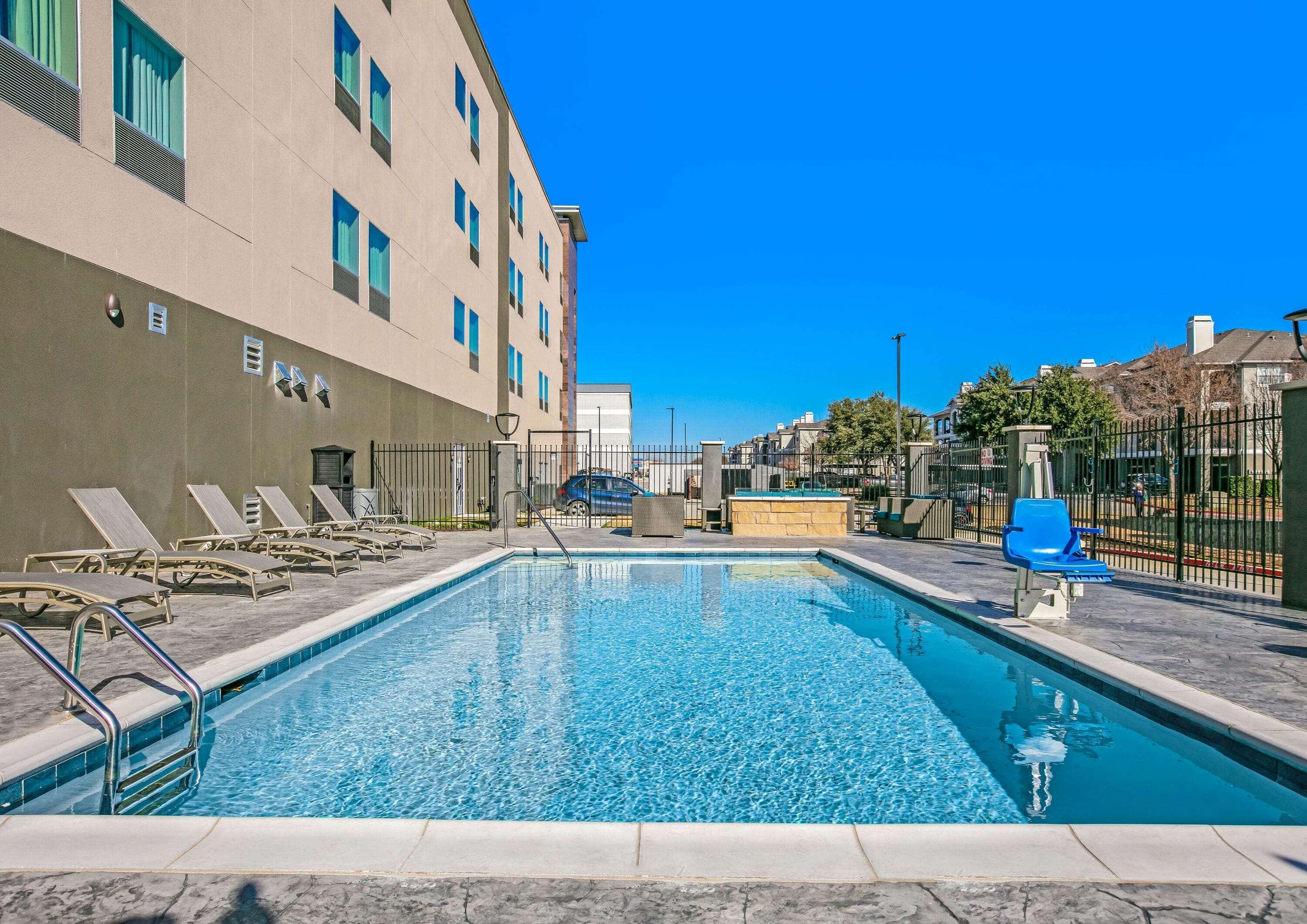 La Quinta Inn & Suites Dfw West-Glade-Parks Euless Exterior foto